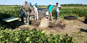 Personal de búsqueda junto a un pozo excavado durante un operativo por la familia Gill